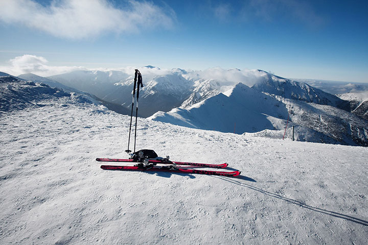 Historische Skifahrer in den Alpen