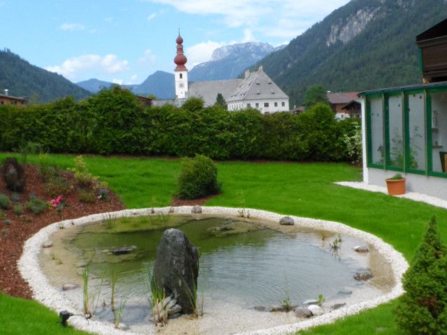 Gartenteich mit Dorfkirche.JPG