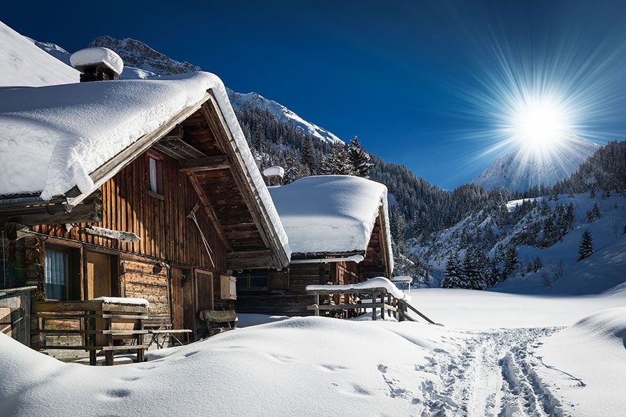 Skihütte in der verschneiten Landschaft