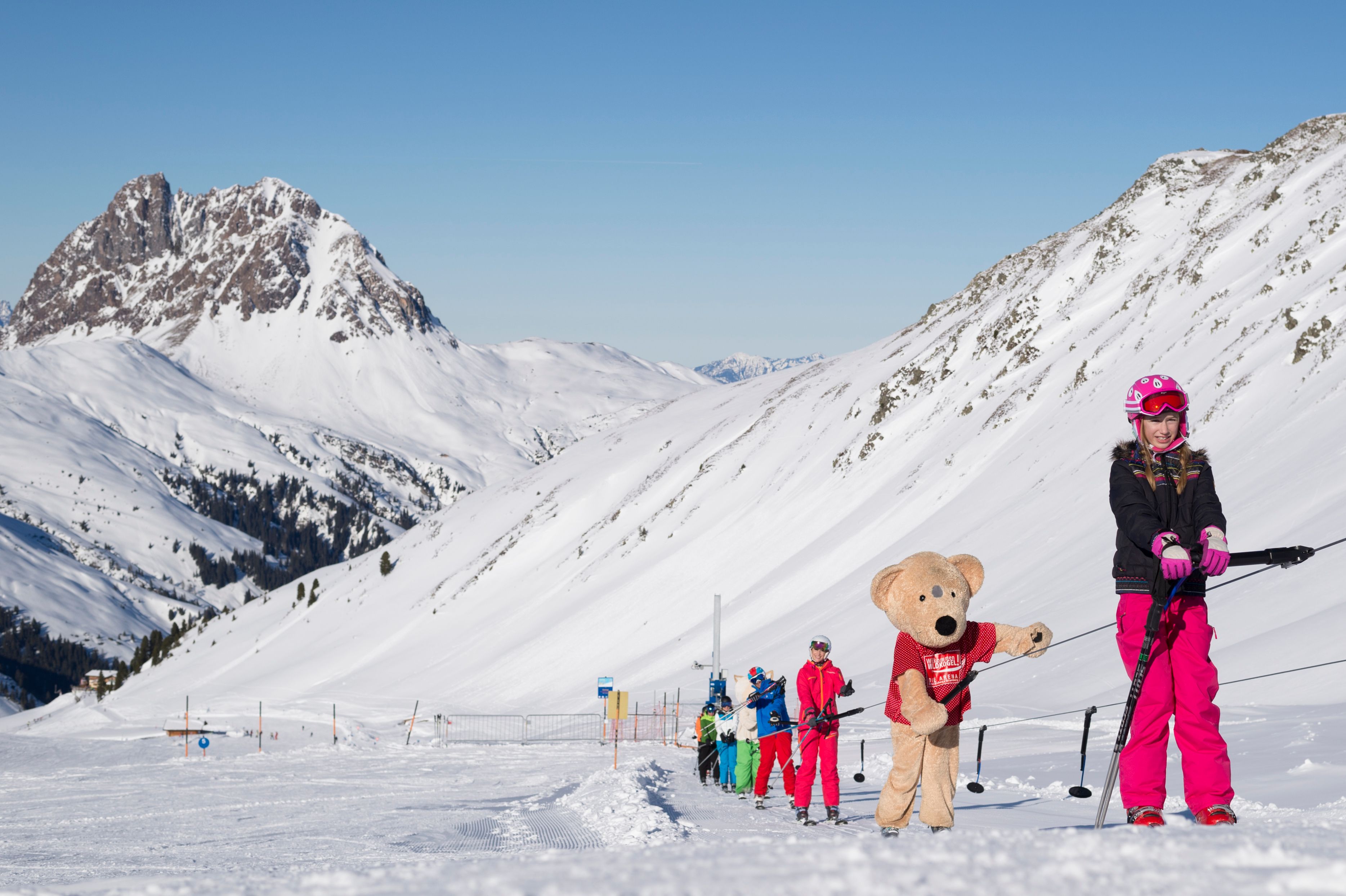 media/cms/skifahren.co/u/2020/10/winter-skifahren-familienurlaub.jpg